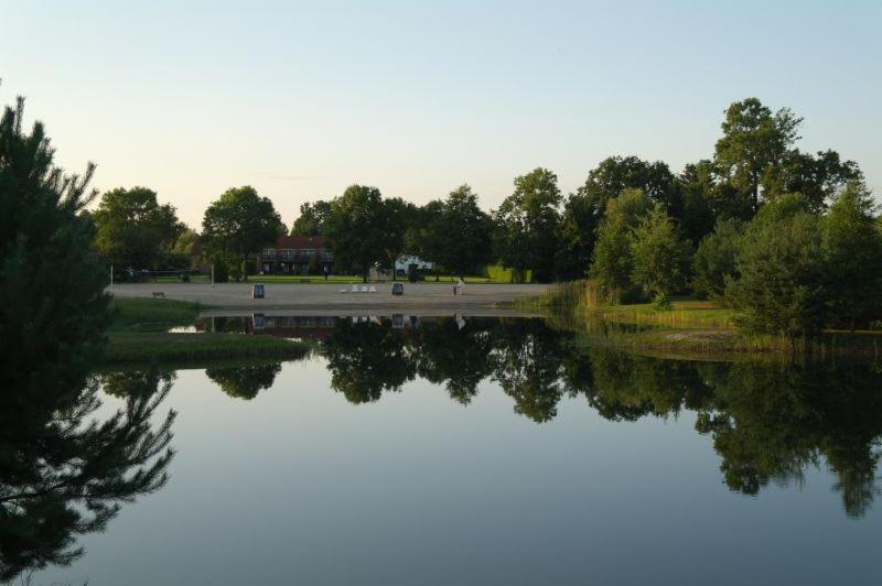 Готель Ferienpark Mecklenburg Ziegendorf Екстер'єр фото